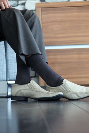 Mens 1 Pair Falke Sensitive London 98% Cotton Left & Right Shaped Sock With Gentle Grip In 14 Co