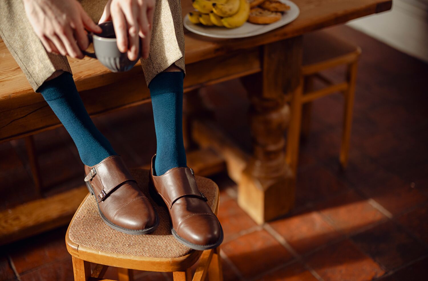 What socks should you wear with brown shoes?