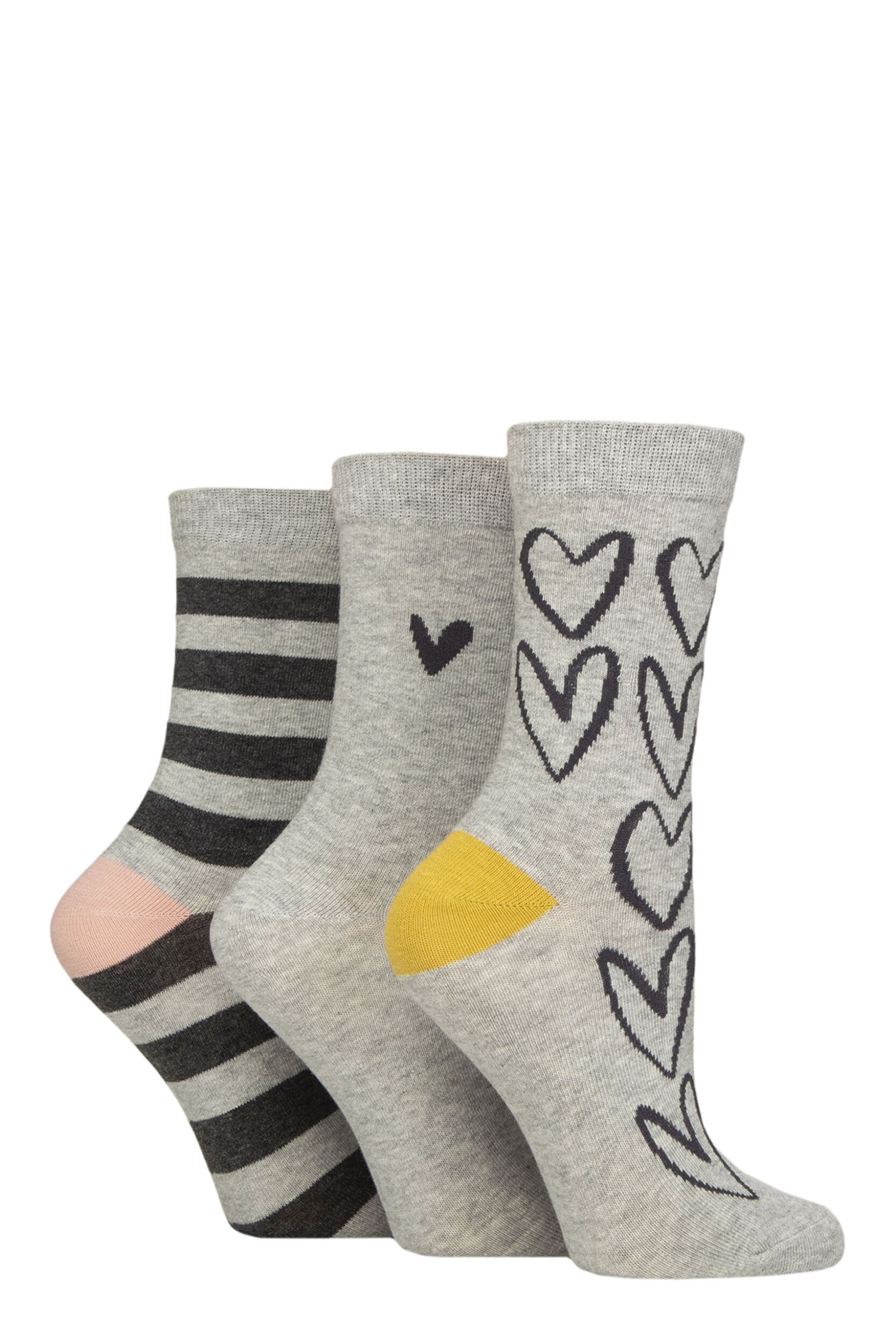 Women's 3 Pair Caroline Gardner Patterned Cotton Socks Large Heart Outline Light Grey 4-8