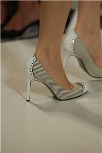 Peep-toe shoes 'good with tights'