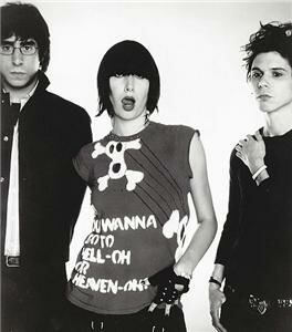 Karen O is 'stylish in stockings'