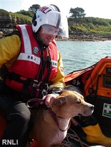 Hosiery-harnessing heroes raise money for RNLI