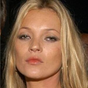 Kate Moss glamorises laddered legwear?
