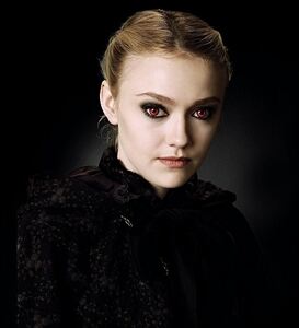 Dakota Fanning dons strange and shredded tights