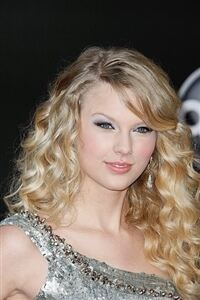 Taylor Swift does London in knee-high socks