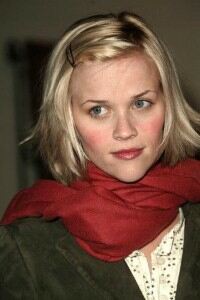 Reese Witherspoon wears grey tights on film set