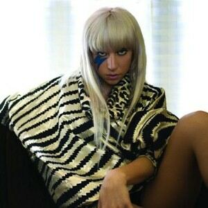 Lady Gaga forgets clothes, shows off tights instead