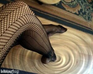 Jessie J hypnotises audience in geometric tights