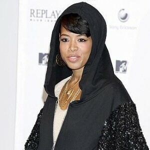 Kelis confuses critics in pink tights