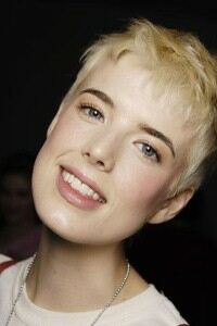 Agyness Deyn is a 'model marathon runner' in lycra leggings