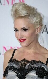 Gwen Stefani looks youthful in leggings