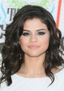 Selena Gomez gives back in leggings