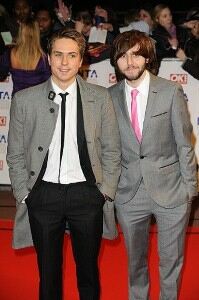 Inbetweeners star content with legging-clad girlfriend