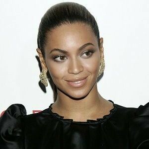 Beyonce shows baby bump in leggings