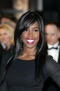 Kelly Rowland makes UK return in red scarf