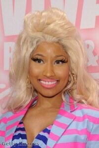 Nicki Minaj gets lippy with leggings