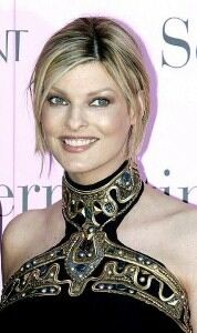 Linda Evangelista wears blue tights with mismatched outfit