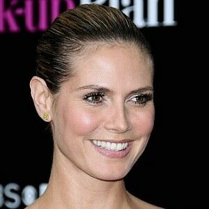 Heidi Klum looks chic with 'snakeskin' bag