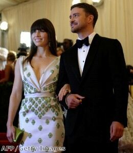 Jessica Biel rocks fringed handbag