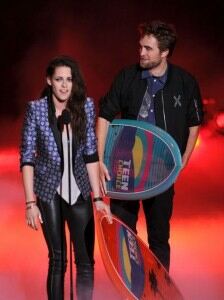 Kristin Stewart dons leather leggings for Teen Choice Awards