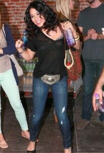 Vanessa Hudgens displays slim pins in tight leggings