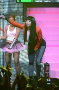 Nicki Minaj flaunts curves in tight leggings