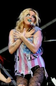 Ke$ha wears crucifix tights to attend musical