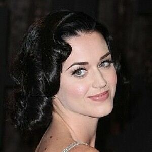 Katy Perry climbs volcano in leggings