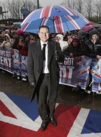 David Walliams keeps warm in gloves