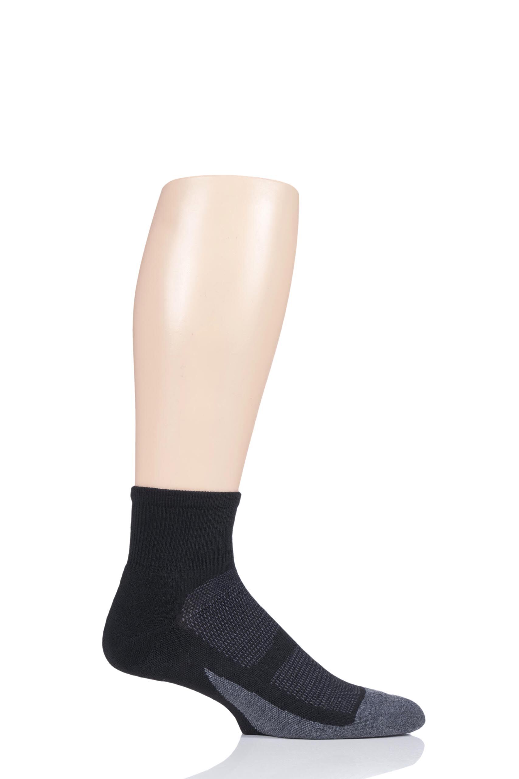 Image of 1 Pair Black Elite Light Cushion Quarter Socks Unisex S (2-4.5) - Feetures