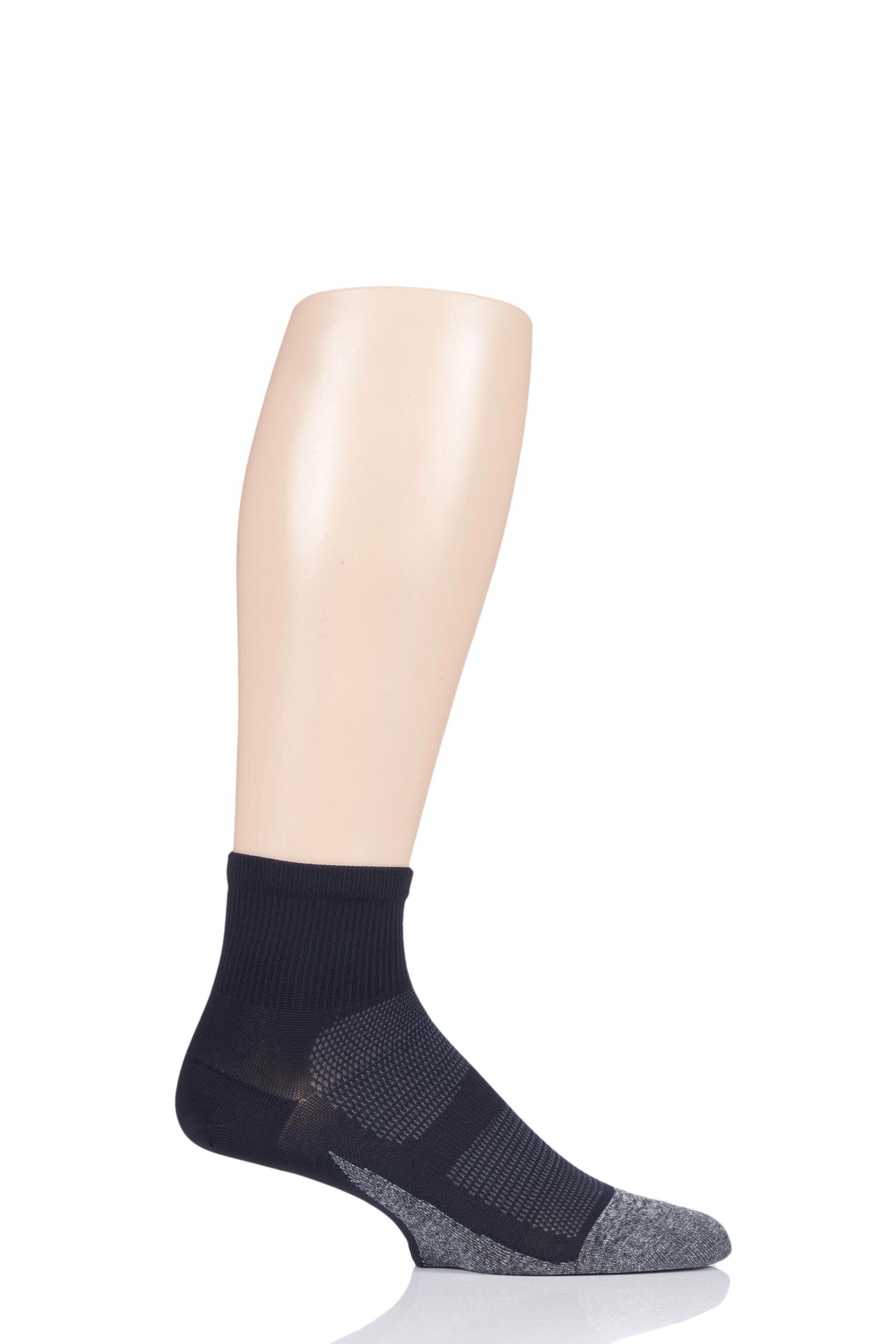Image of 1 Pair Black Elite Ultra Light Quarter Socks Unisex L (8-11) - Feetures