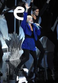 Gaga flaunts leggings at VMAs
