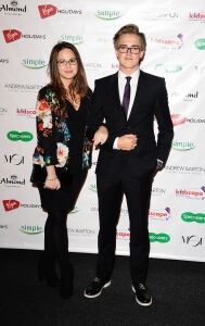 Giovanna wows in thick black tights