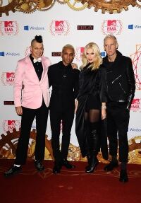 Gwen Stefani Looking Hot in tights