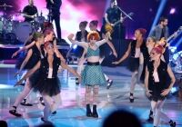 Hayley Williams rocks cage tights