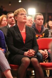 Izzard hits the campaign trail