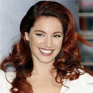 Kelly Brook seems 'impervious to the cold' with new get-up