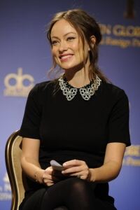 Olivia goes Wilde in dark tights